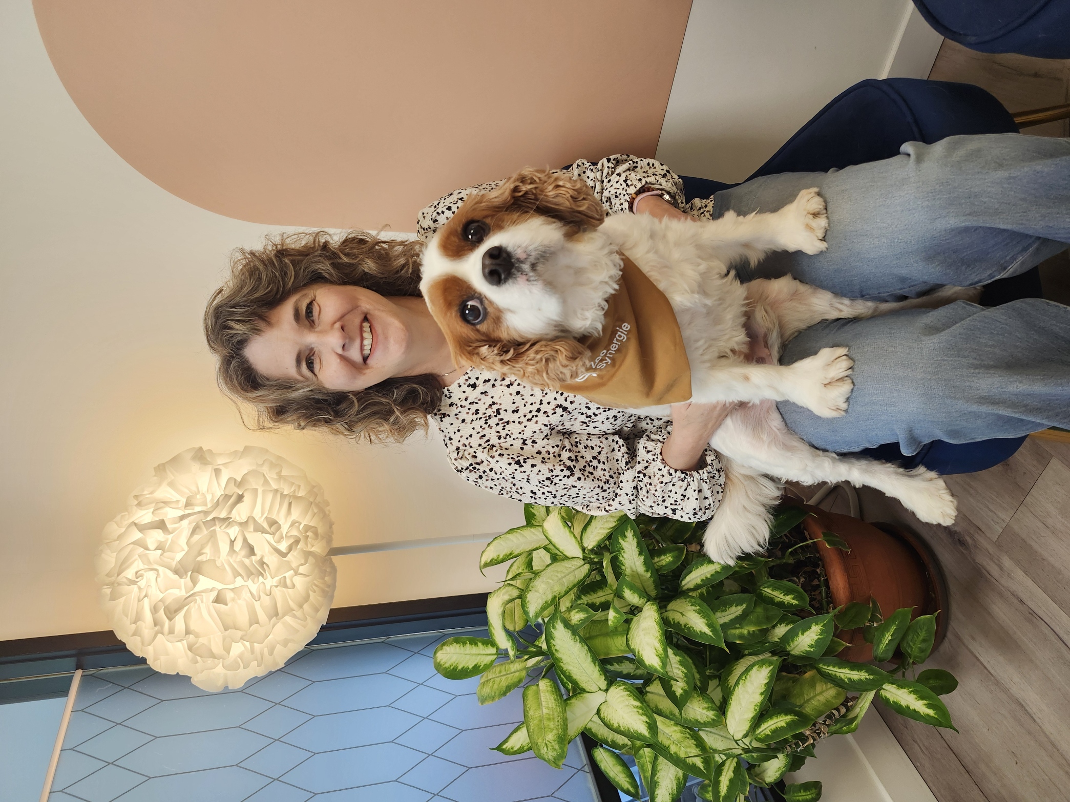 Julie Hervieux, travailleuse sociale, avec son chien Téo chez ZooSynergie.